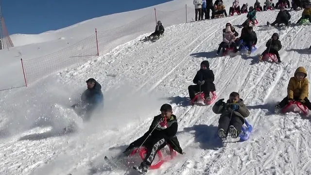 Vali Çiftçi, koruma altındaki çocuklarla kızak kaydı