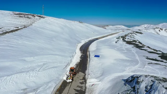 Erzurum-Tekman kara yolunda karla mücadele