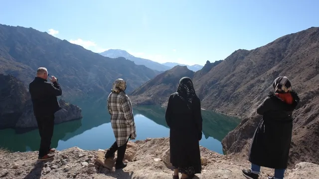 Baraj suları çekildi, dipte kalan köy ve kale ortaya çıktı