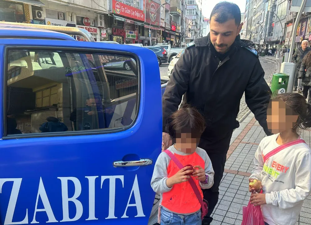 Zabıta ekipleri dilencilik yaptırıldıkları tespit edilen iki çocuğu Emniyete teslim etti