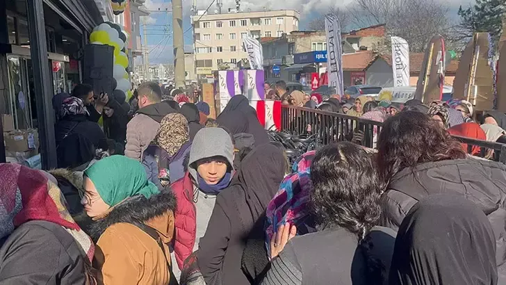 Açılışa özel kampanya düzenleyen mağazada izdiham yaşandı