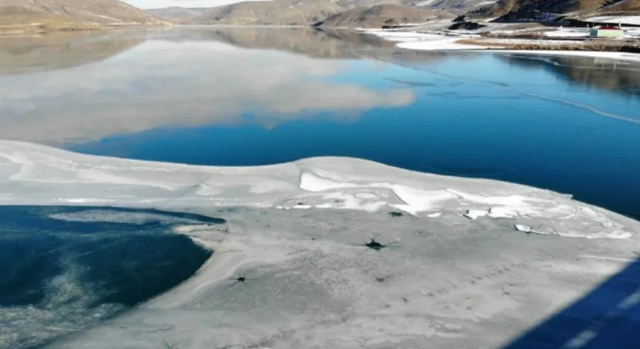 Bayburt’ta soğuk hava gölet ve akarsuları dondurdu