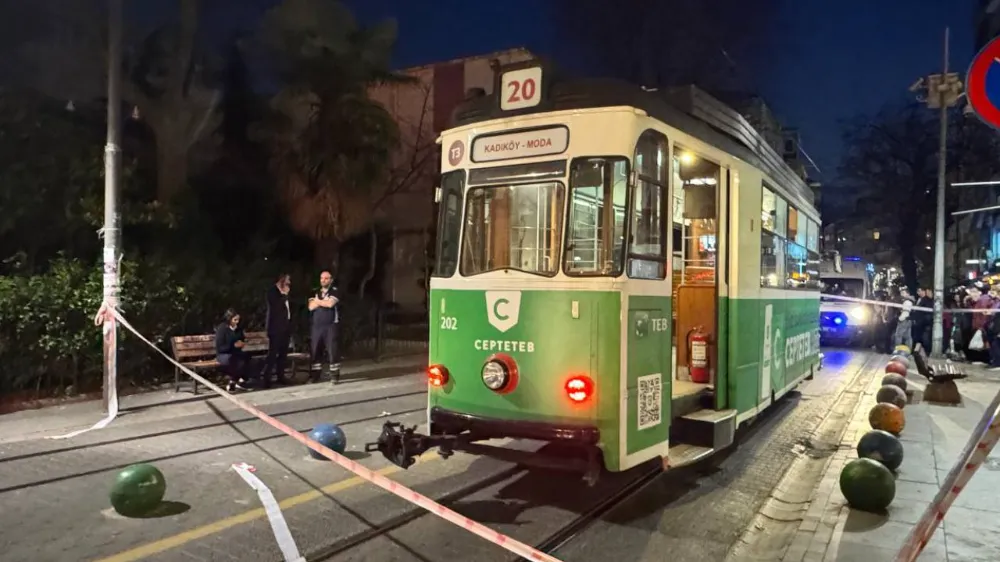 Torununu kurtarmak isterken tramvayın altında kalan kadın hayatını kaybetti