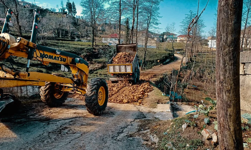 İl Özel İdare köy yollarında bakım işlemleri gerçekleştiriyor