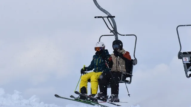 Kar kalınlığının 1 metreye ulaştığı Atabarı, martta da kayakseverleri ağırlıyor