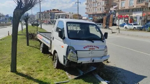 BURDUR Lastiği patlayan kamyonet refüje çıkıp ağacı devirdi