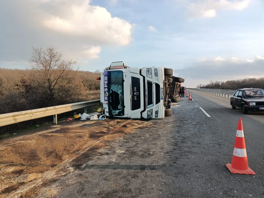 Deterjan yüklü TIR devrildi, sürücü kazayı yara almadan atlattı