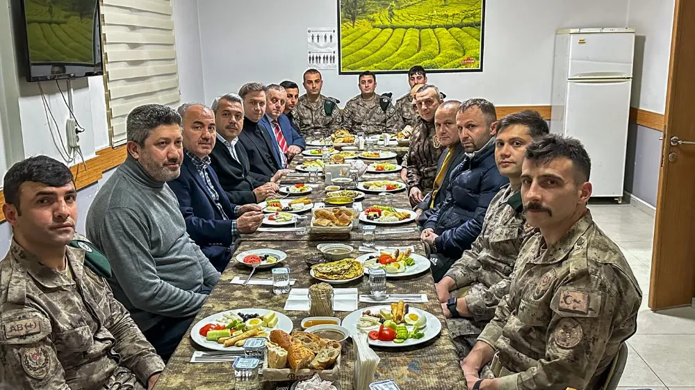 Vali Baydaş ve Başkan Metin Özel Harekat Polisleri ile sahur yaptı