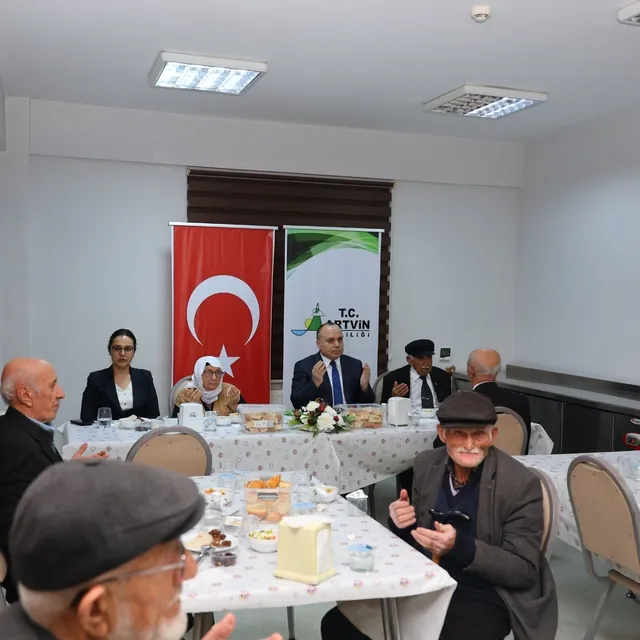 Artvin Valisi Ünsal, huzurevi sakinleriyle iftarda bir araya geldi