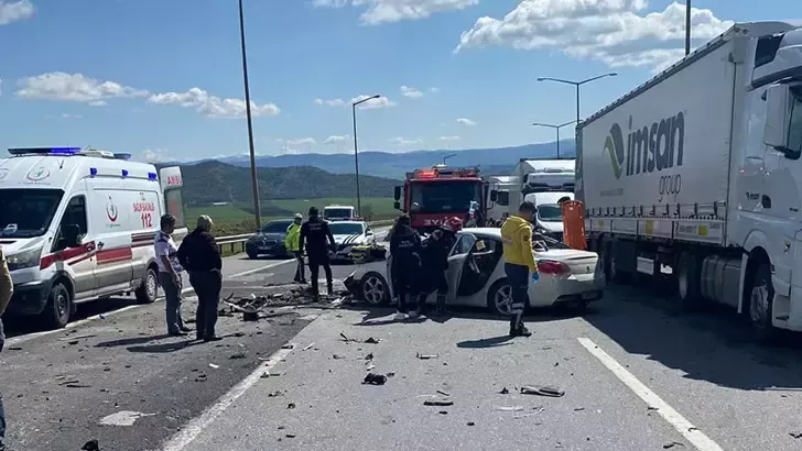 Otomobil TIR’a çarptı: 2 ölü, 2 yaralı