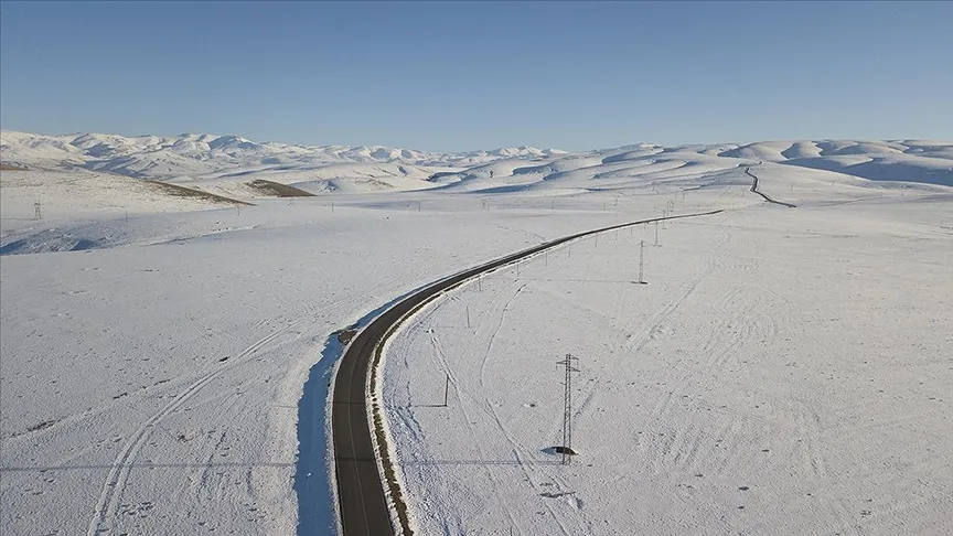 Karla kaplanan Erzurum, Ardahan, Kars ve Ağrı