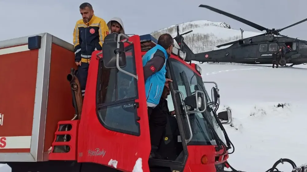 Dağda mahsur kalan 2 avcı askeri helikopterle kurtarıldı