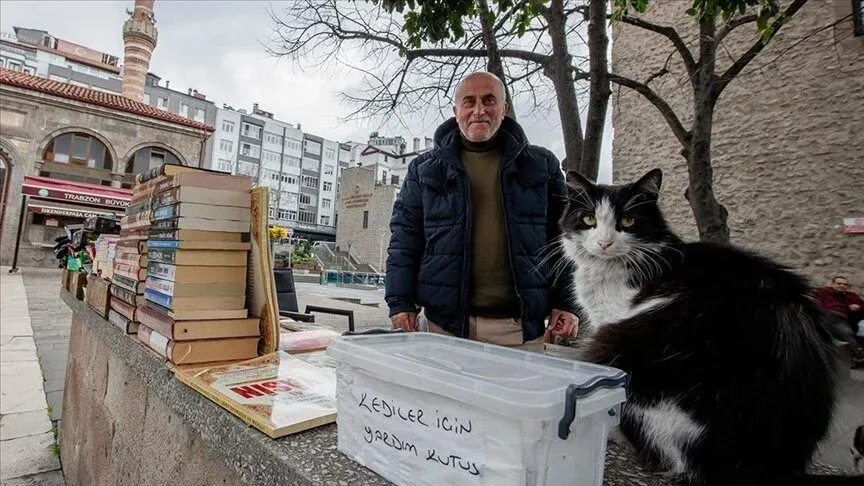 Bağış kutusuna atılan paralarla 15 yıldır sahipsiz kedileri besliyor