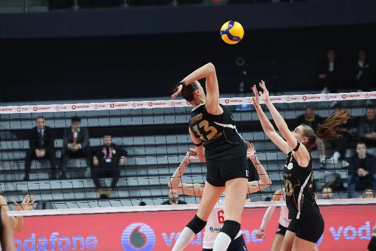 VakıfBank, sahasında kazanmaya devam ediyor