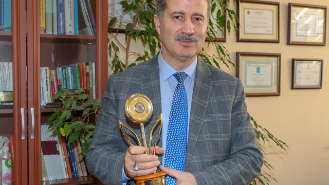 Prof. Dr. İlhami Gülçin uluslararası ödüllerini KAAN, İHA ve SİHA mühendislerine adadı