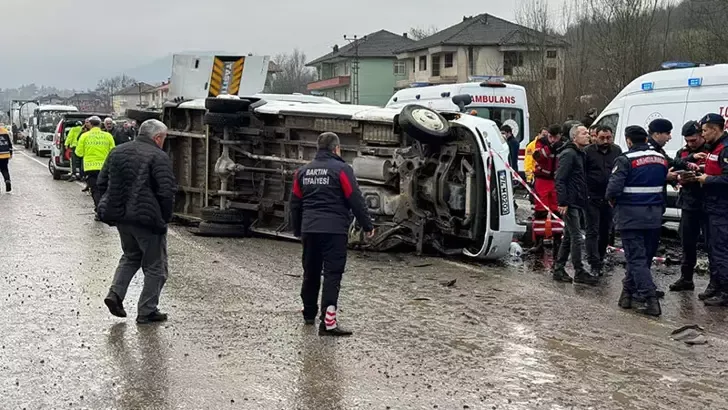 Bartın’da 2 işçi servisi çarpıştı: 1 ölü, 29 yaralı