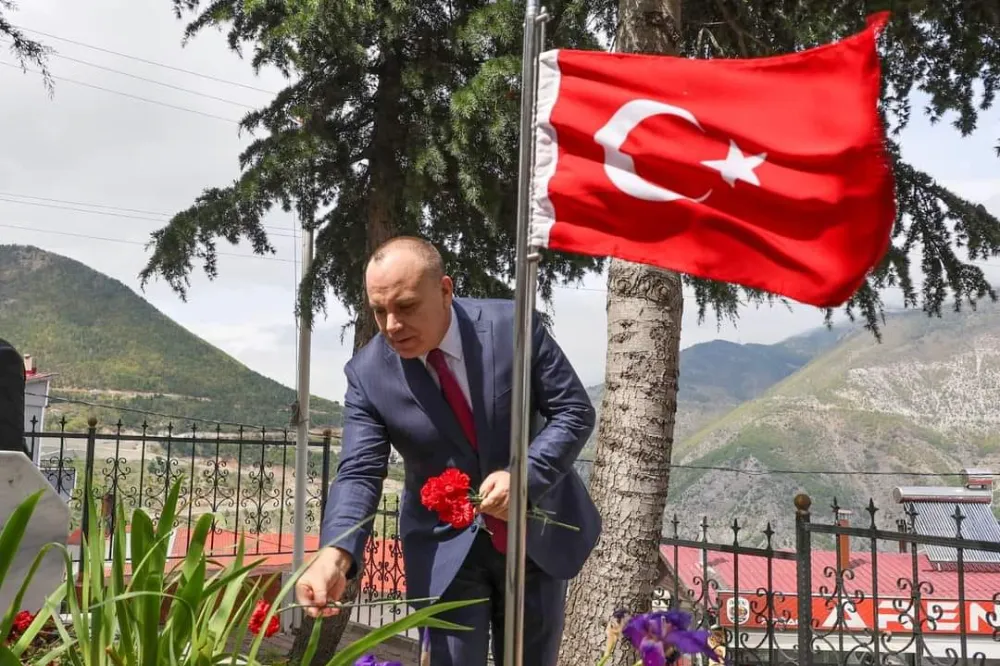 Artvin Valisi Vali Cengiz Ünsal, Şehitlerimizin Kabirlerini Ziyaret Etti