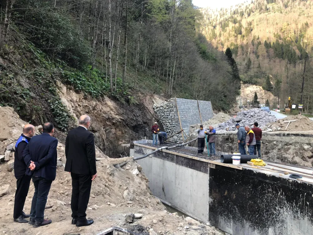 Başkanı Ömer Altun esnafları ve devam eden çalışmaları ziyaret etti