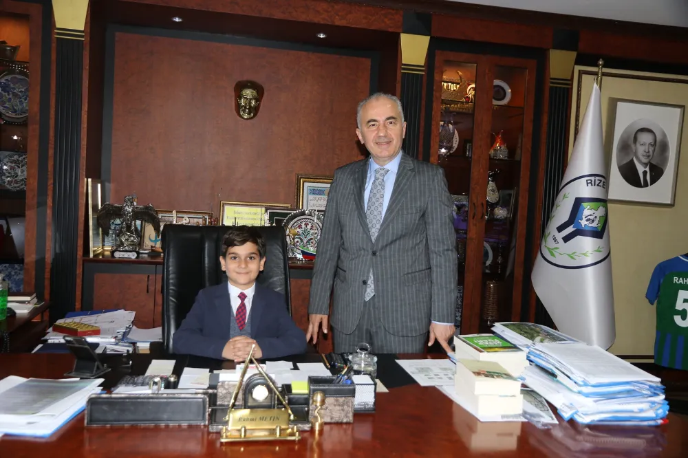 23 Nisan ekinlikleri kapsamında minik Rıfat Asaf Rize Belediye Başkanı oldu