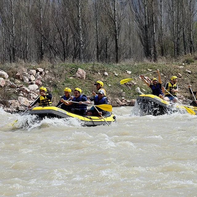 İlkbaharda coşkun akan Çoruh Nehri rafting tutkunlarını ağırlıyor