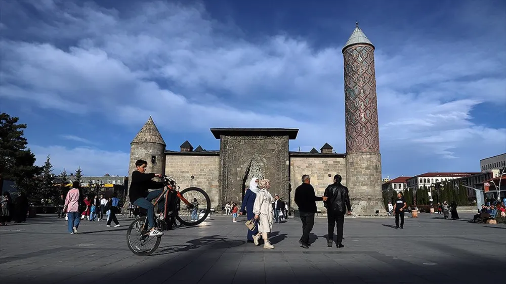 Soğuk iklimiyle türkülere konu olan Erzurum yaz gibi bir ilkbahar yaşıyor