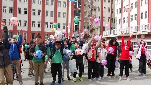 Öğretmenler, 200 öğrenciye top hediye etti
