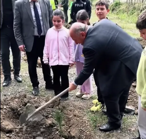 Çayeli Belediyesi çocuklara ağaç sevgisi aşılıyor