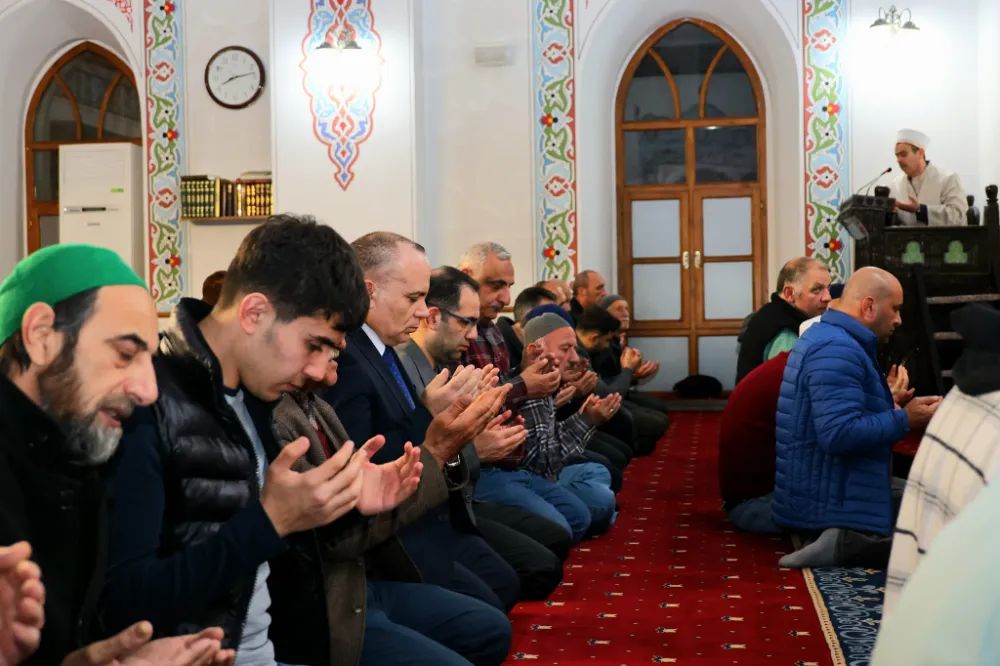 Artvin Valisi  Ünsal, Kadir Gecesi Programına Katılarak Cami Cemaatiyle Bir Araya Geldi