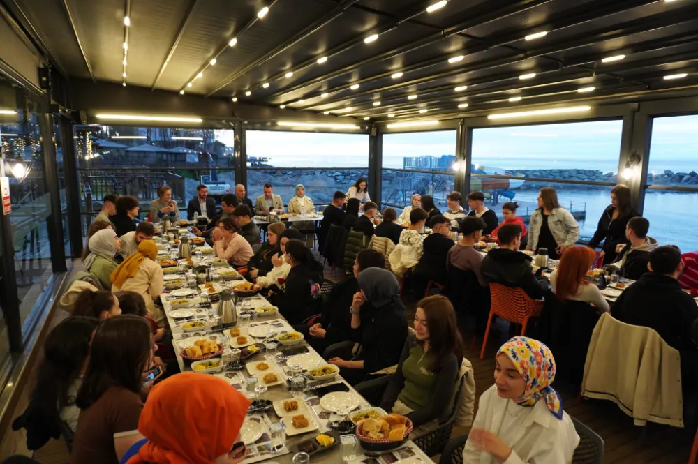 Rahmi Metin RİBEGEM gönüllüsü gençlerle iftarda buluştu