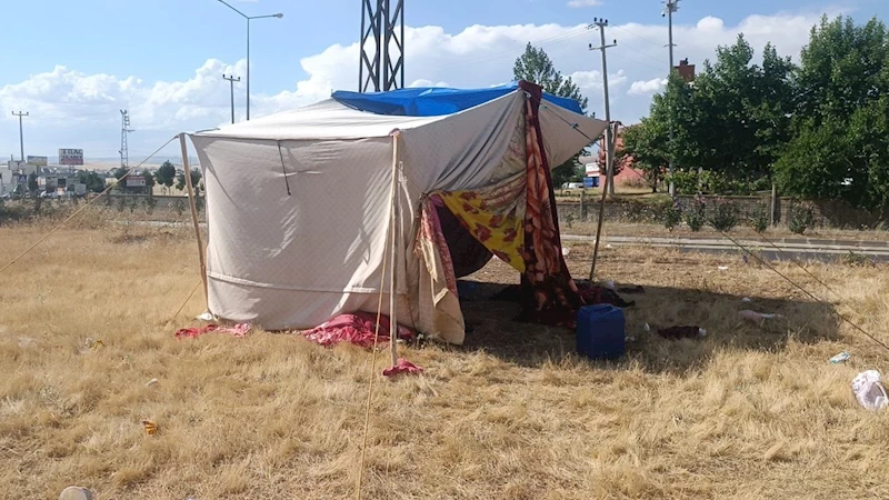 Yol kenarına kurduğu çadırında ölü bulundu