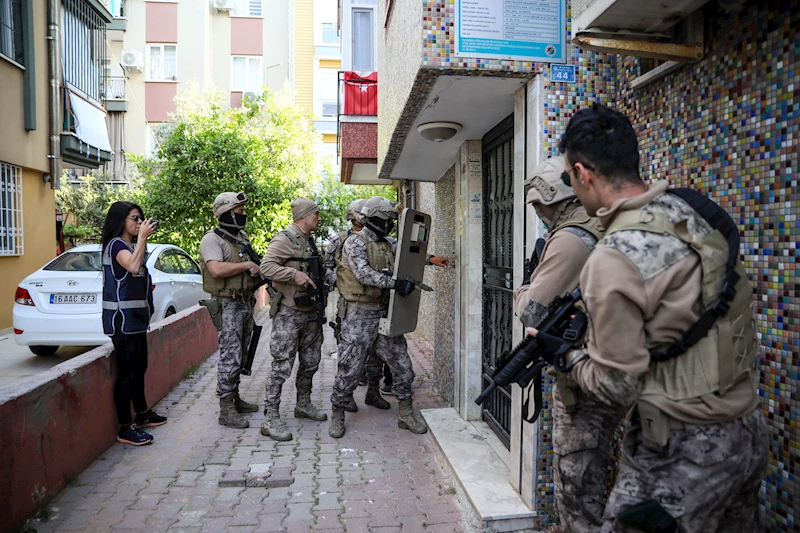 Polis, evde bulamadıkları uyuşturucu şüphelilerini kardeşine aratıp yakaladı