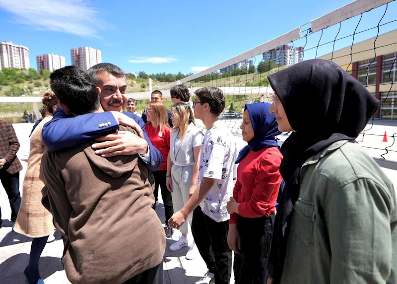 Bakan Tekin özel gereksinimli öğrencileri ziyaret etti