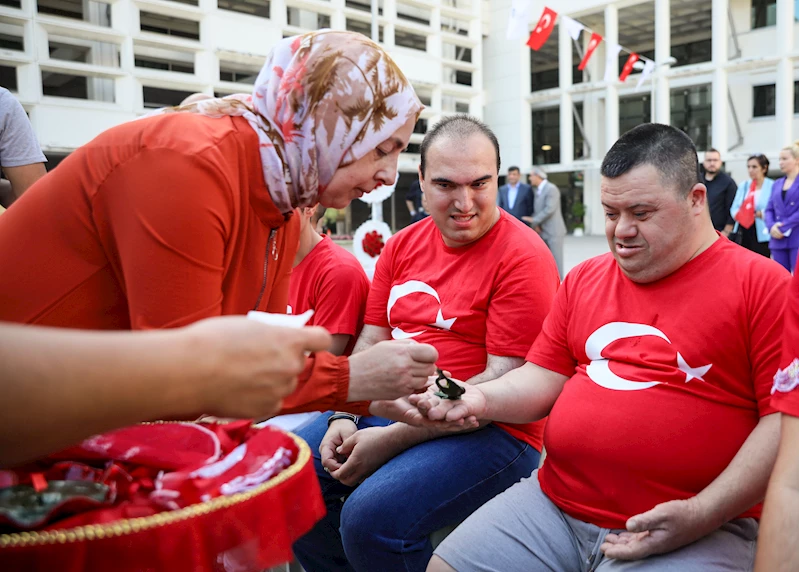 Özel bireyler, ellerine kına yakılıp temsili olarak askere uğurlandı