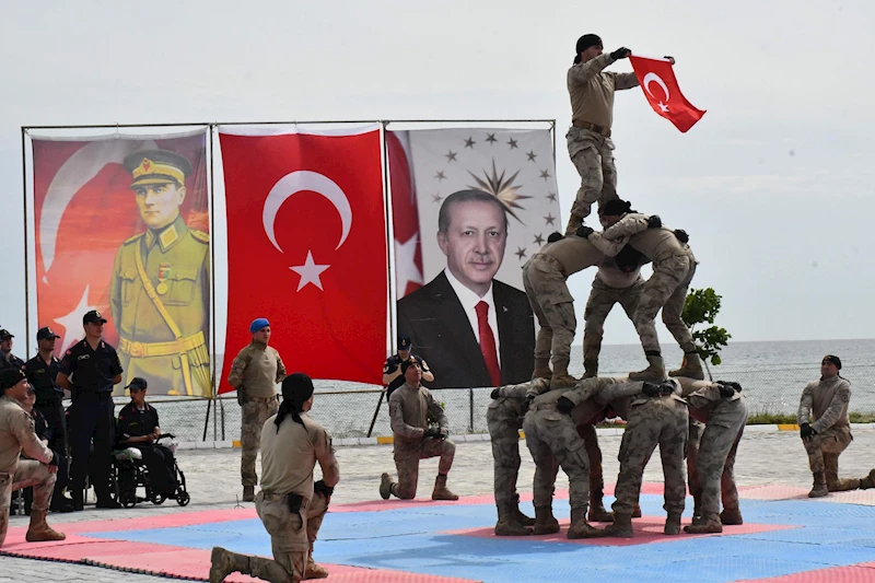 Temsili askerlik töreninde komandoların gösterisi ilgiyle izlendi