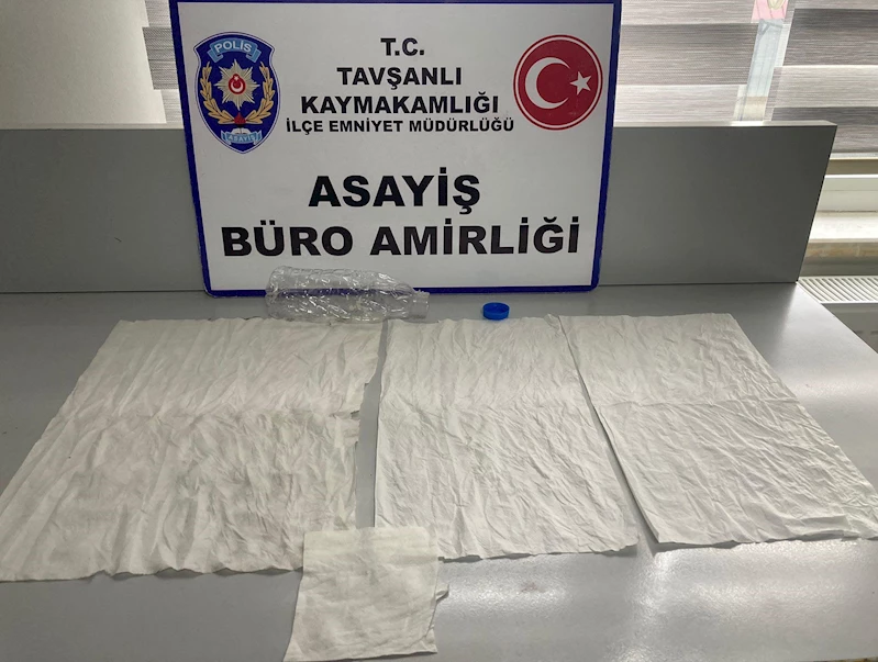 Aracın gizli bölmesinde peçeteye emdirilmiş uyuşturucu ele geçirildi