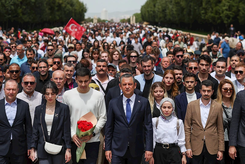 Özgür Özel, gençlerle Anıtkabir