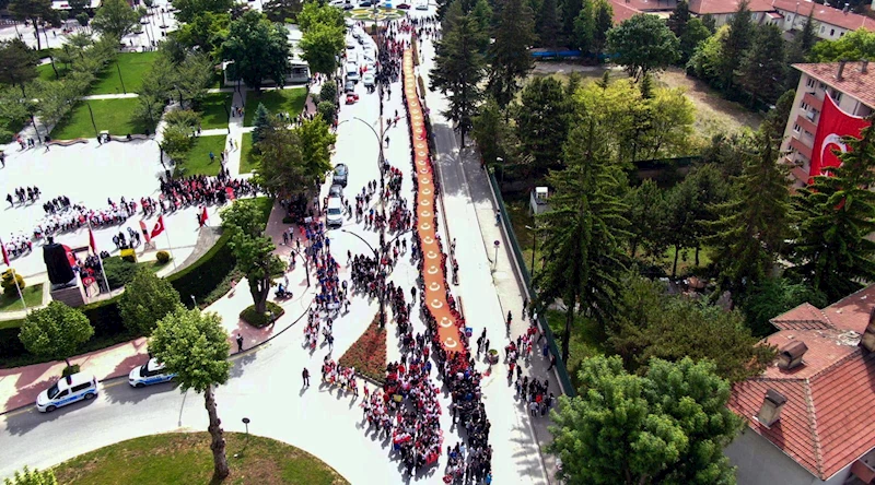 Bolu’daki 19 Mayıs kutlamalarında 105 metrelik Türk bayrağı taşındı / Ek fotoğraf