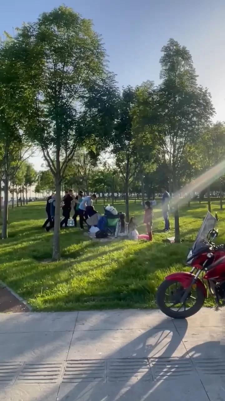 İstanbul- Zeytinburnu’nda keserle zabıtaya saldıran seyyar satıcıya tekme tokat dayak kamerada