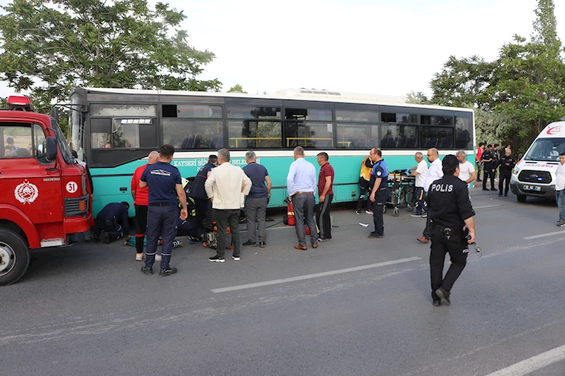 Özel halk otobüsü yayalara çarptı; anne öldü, oğlu yaralandı