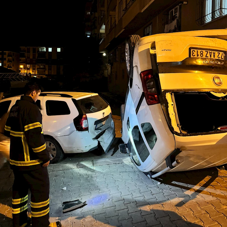 Park halindeyken yokuş aşağı hareket eden midibüs, 9 araca çarptı