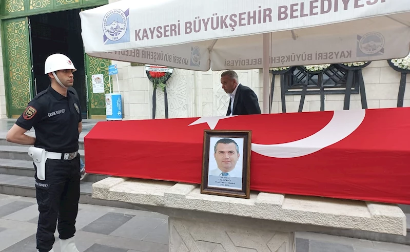 Kalp krizinden hayatını kaybeden emniyet müdürü, toprağa verildi