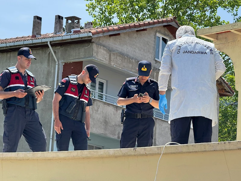 Yaptırdıkları teknede ısınmak için ateş yakan 2 arkadaş, kömürden  zehirlenip öldü