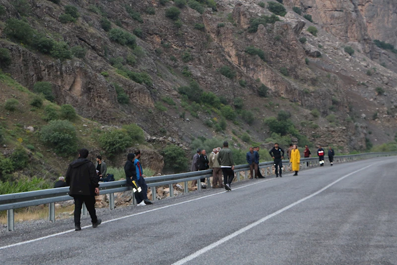 Ot toplamak için çıktığı dağda kayalıklardan düşerek yaralanan kadın, askeri helikopterle kurtarıldı