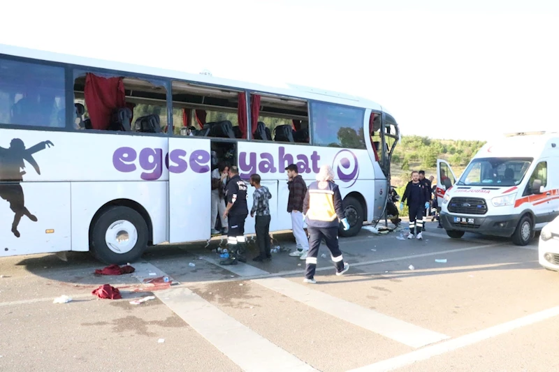 Afyonkarahisar’da yolcu otobüsüyle kamyonet çarpıştı: 17 yaralı