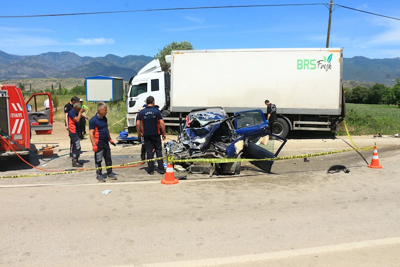 Otomobil karşı şeride geçip kamyonla çarpıştı: 1 ölü, 1 yaralı