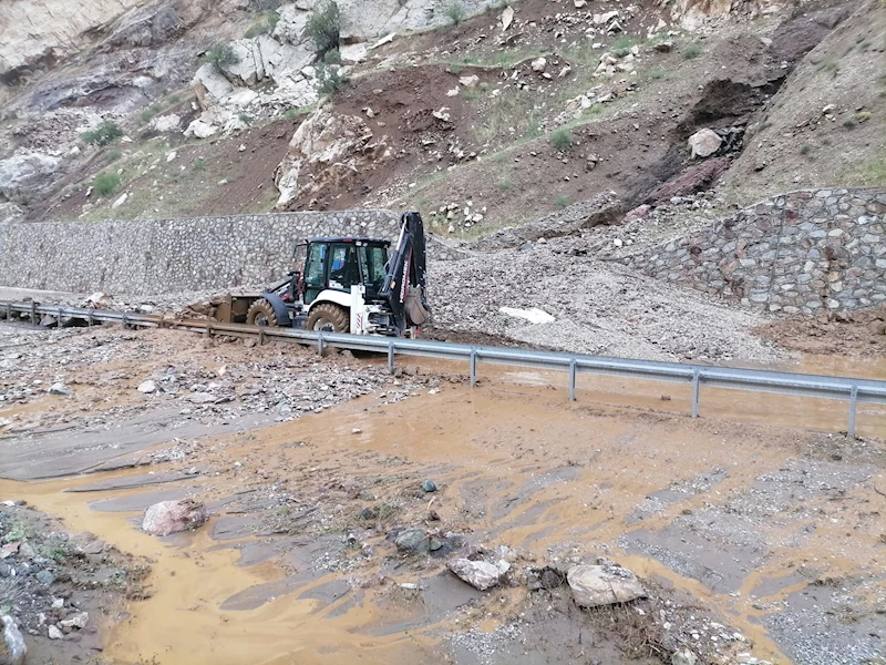 Pervari- Hizan karayolunda heyelan; yol ulaşıma kapandı