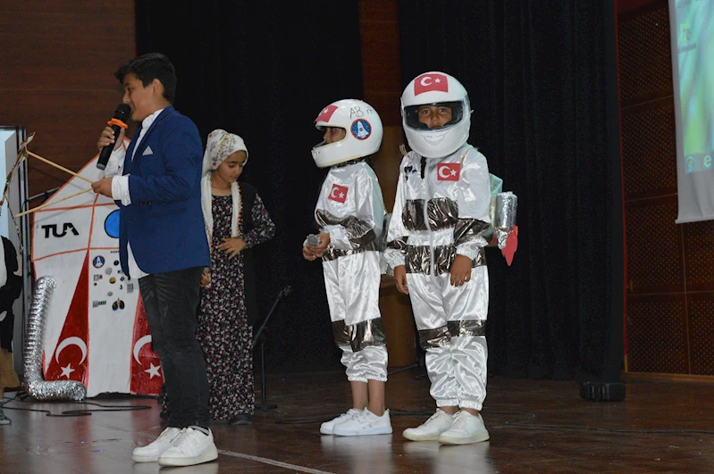 Mardin’de köy okulu öğrencileri, ‘Köyden indim uzaya’ oyununu sahneledi