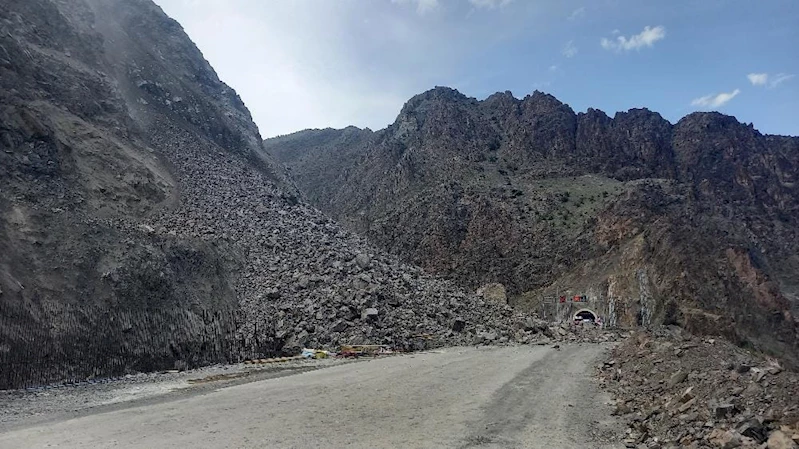 Artvin-Erzurum kara yolu heyelan nedeniyle ulaşıma kapandı