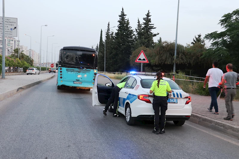 Otobüsün durduğunu zannederek inen yolcunun bacağı teker altında kaldı