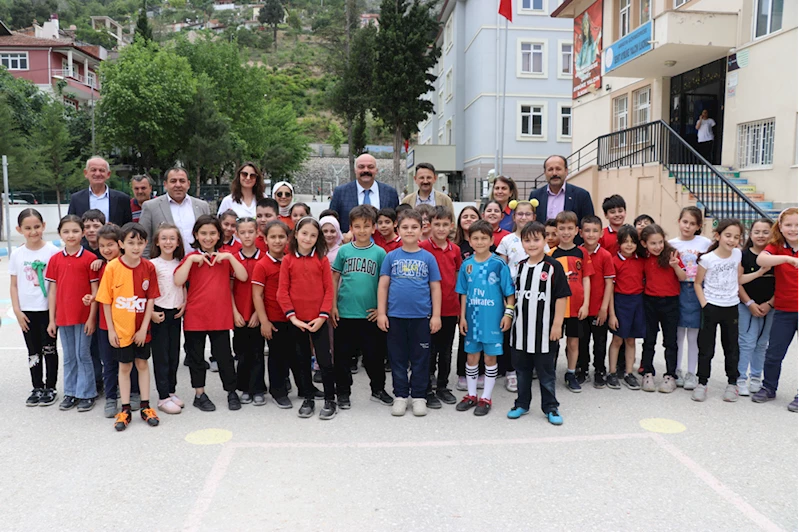 Sınıf başkanlığı vaadini tutup dünya şampiyonu güreşçiyi okuluna getirdi 